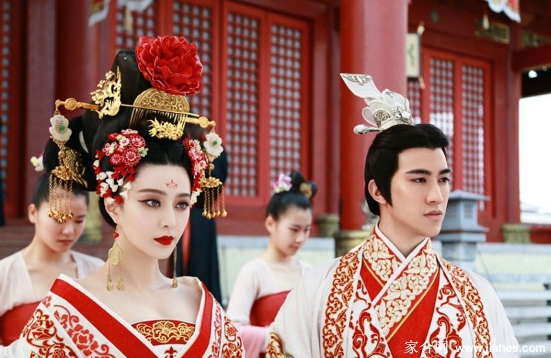 女帝武则天在华美宫灯下回眸，金黄龙袍与璀璨首饰闪耀着无上权力光辉