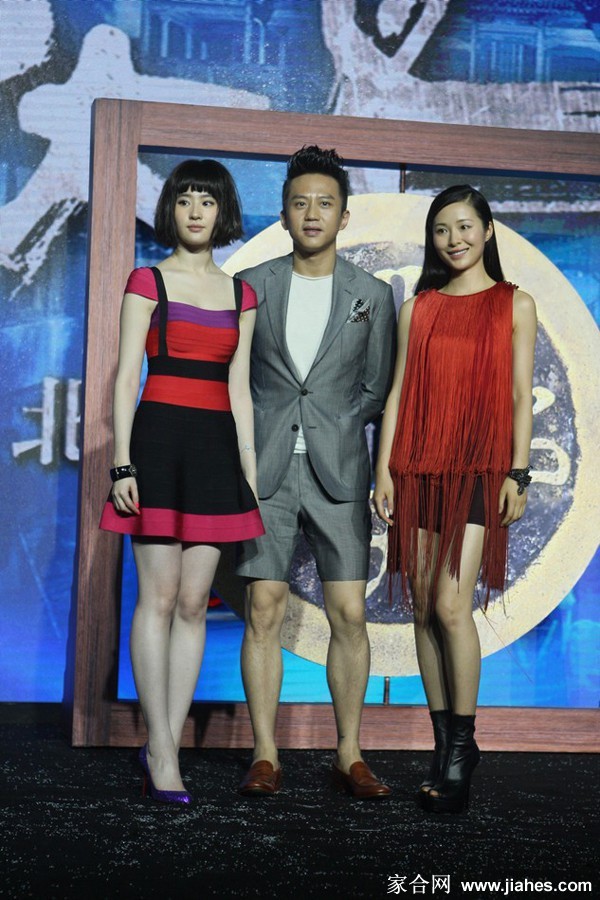 江一燕撩发瞬间风情万种，眼神明亮透露坚定与温柔