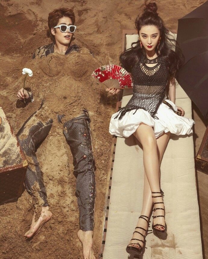 范冰冰与陈学冬相视而笑，碧海蓝天下的浪漫互动