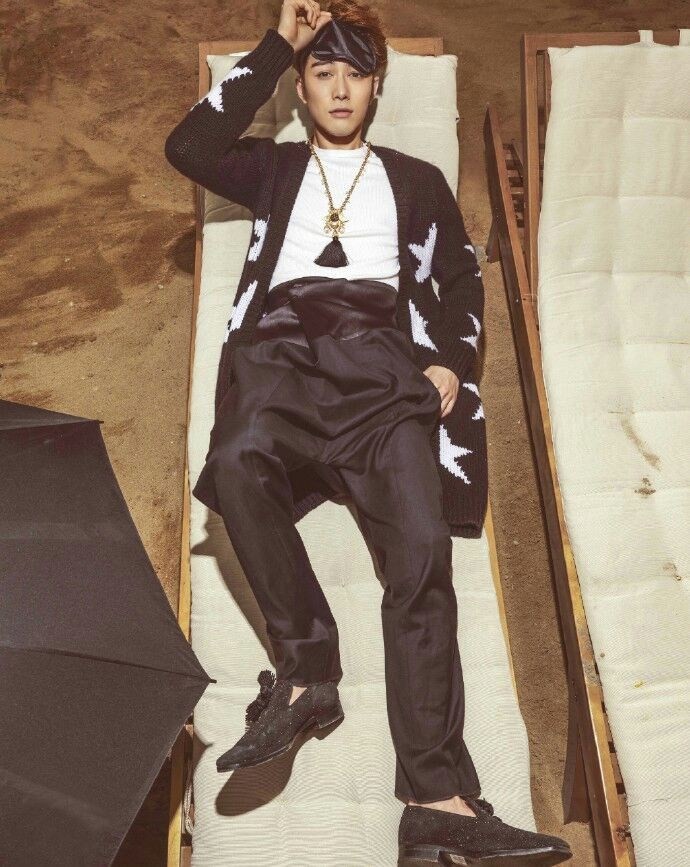 陈学冬手持鲜花神情不羁，诠释雅痞少爷的玩世不恭