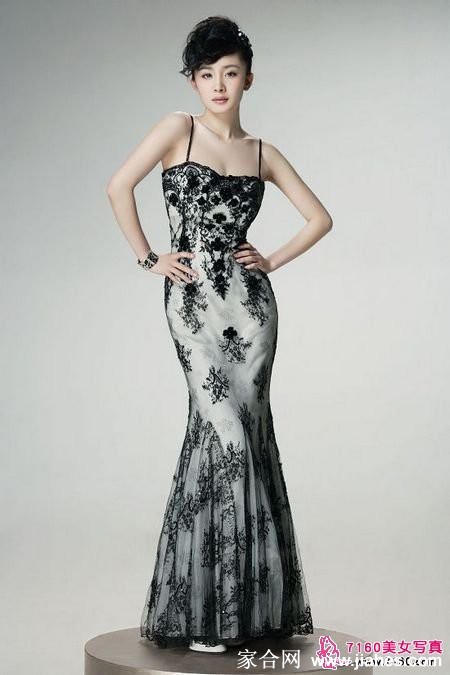 华服伫立：夜幕为幕，缎面长裙曳地，宛如月光凝结的雕塑