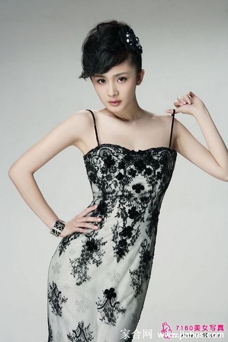 光影交错：明暗分割线掠过脸颊，于静谧中绽放坚韧力量