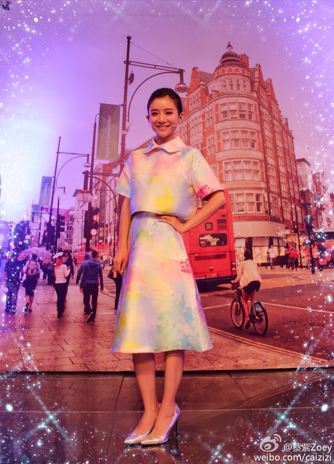 荧幕风华优雅绽放主持人蔡紫活动现场时尚造型解析