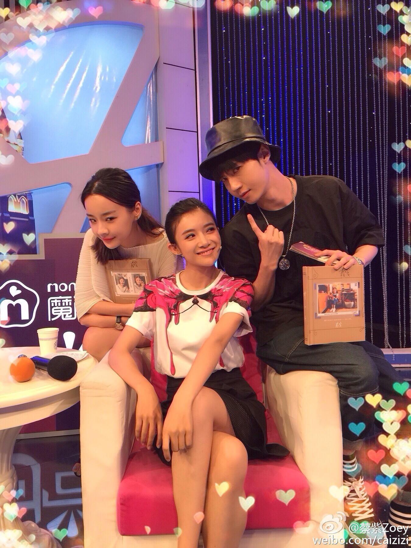 蔡紫主持时身姿挺拔仪态大方展现专业主持人风范