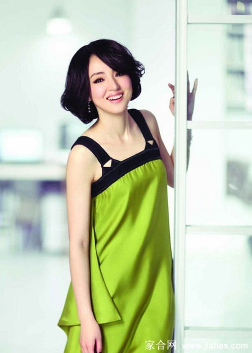 董璇身穿浅色系服装，手持鲜花展露春日甜美笑容