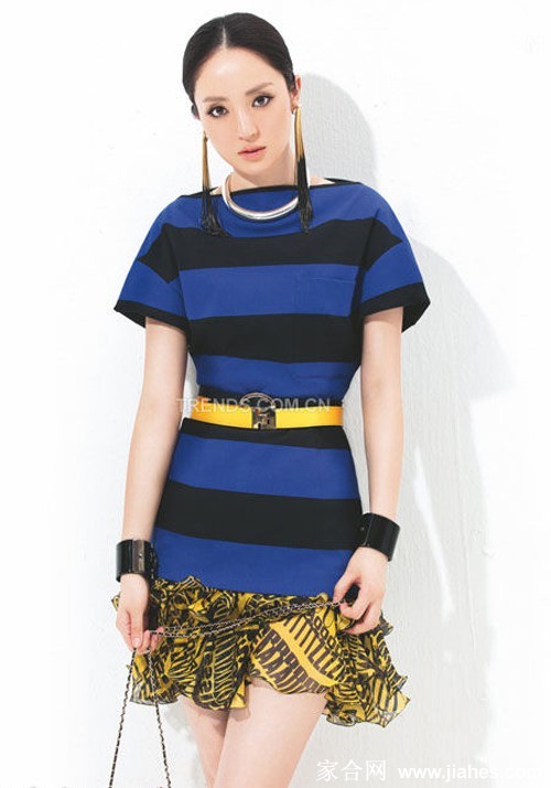 光影斑驳中董璇凝望远方，柔和光晕勾勒恬静侧颜