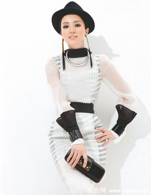 董璇闭目感受微风，发丝轻扬间尽享惬意宁静时刻