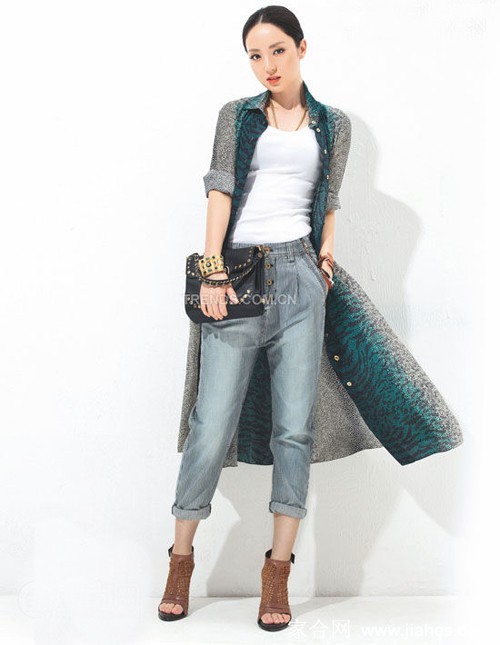 董璇身着简约服饰，于自然场景中散发恬静亲和力