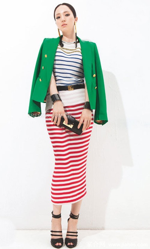 董璇身着长裙于廊下优雅伫立，从容淡泊气质如画