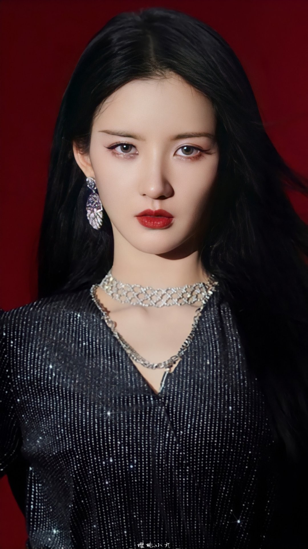 光影交错中仰首闭目，颈项曲线优雅，网状丝袜细节在特写中尽显奢华与叛逆