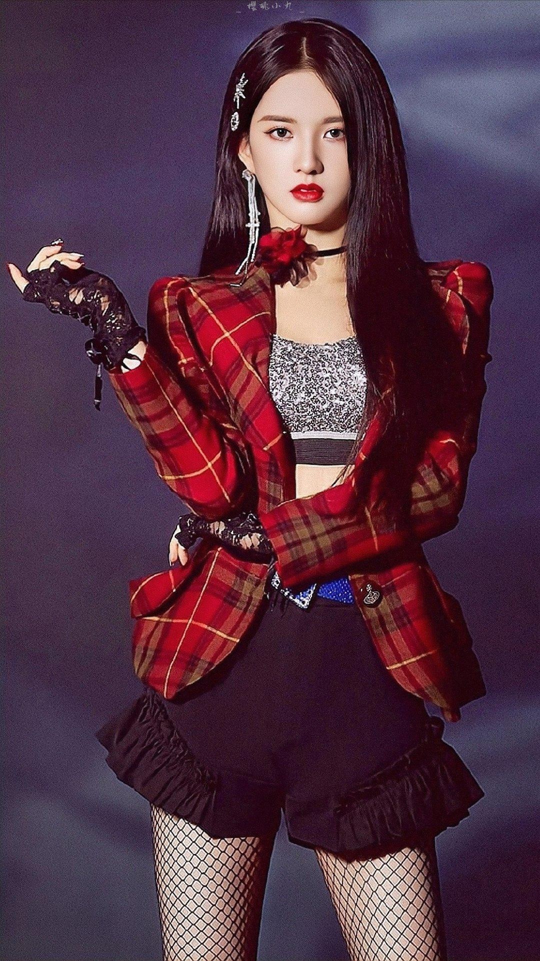 刘些宁侧卧于绒毯，微光勾勒曼妙身姿，黑色丝袜在暗影中流淌着神秘光泽