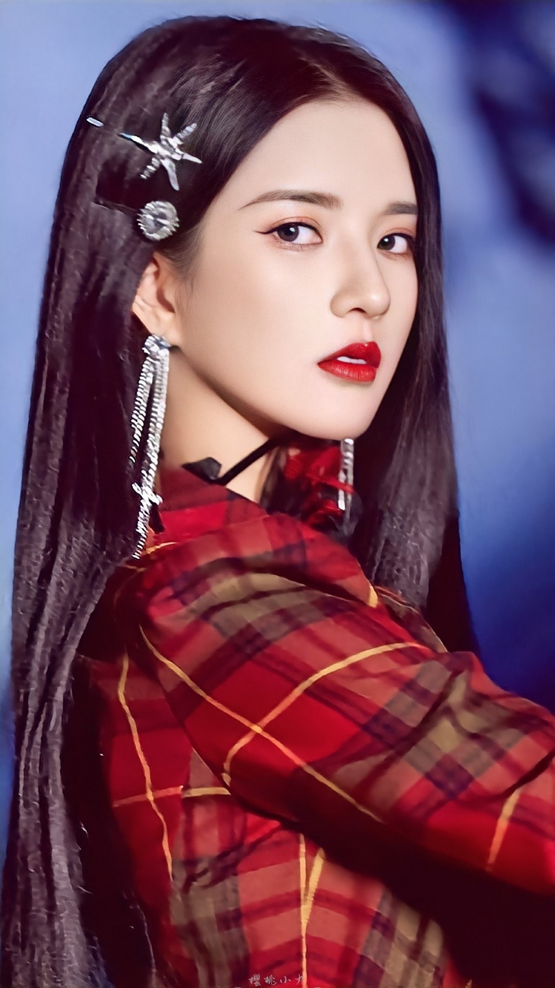 身躯隐于朦胧光线后，唯有一双修长美腿踏出光影，营造出强烈的戏剧性与期待感