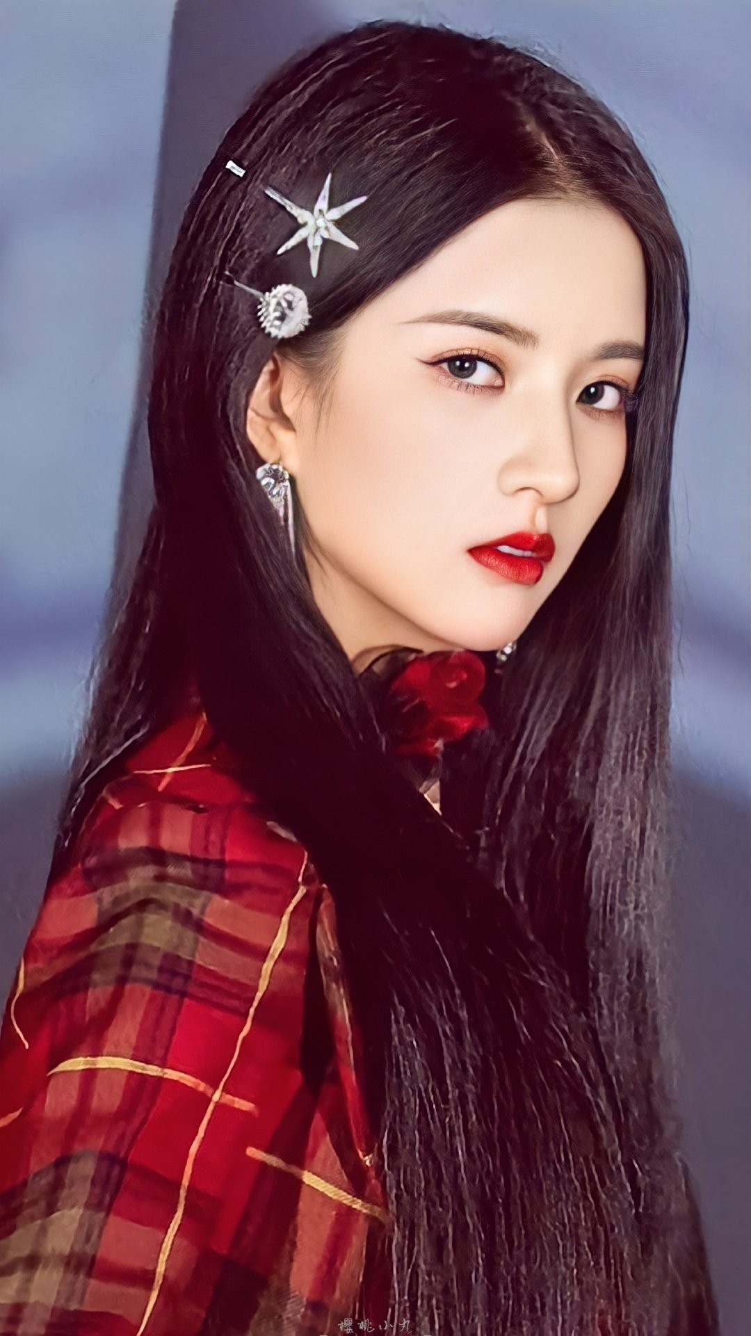 俯拍视角下蜷缩于华丽织物间，肢体语言充满故事感，如暗夜中暂歇的猫科动物