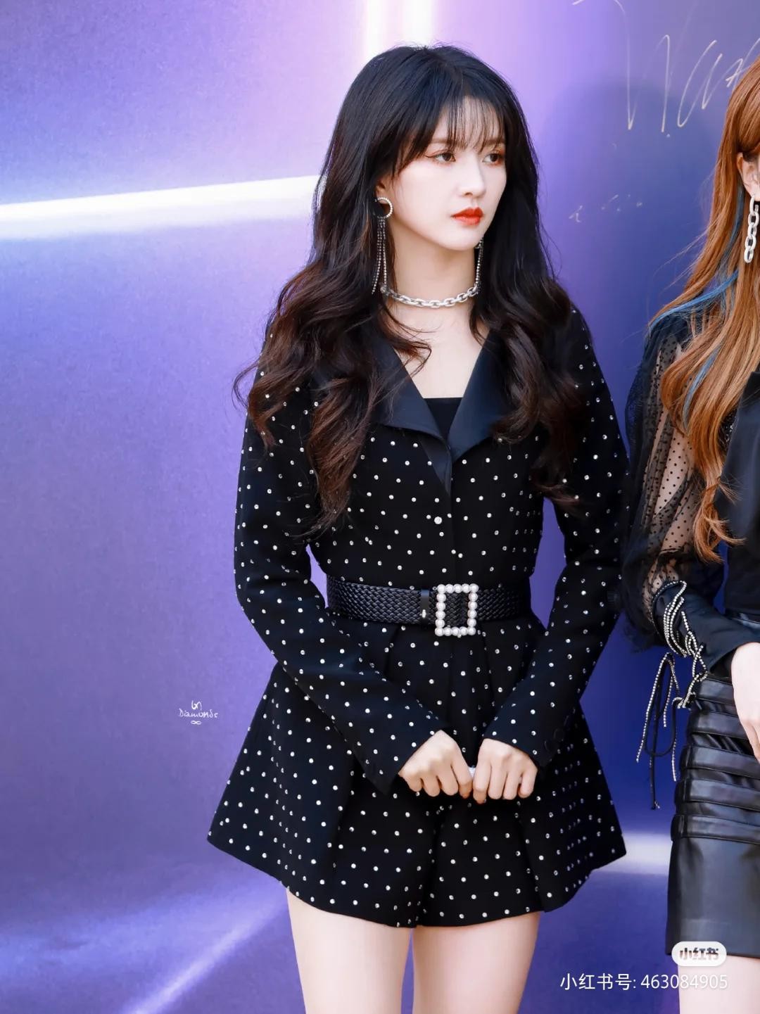 局部特写下，丝袜纹理与肌肤若即若离，光影雕刻出足踝的纤细与力量之美