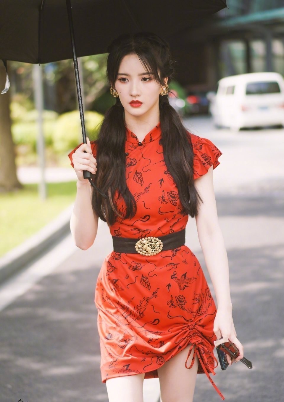 手肘轻支桌面，指尖抵颌陷入沉思，窗外都市霓虹成为她深邃眼神的遥远注脚