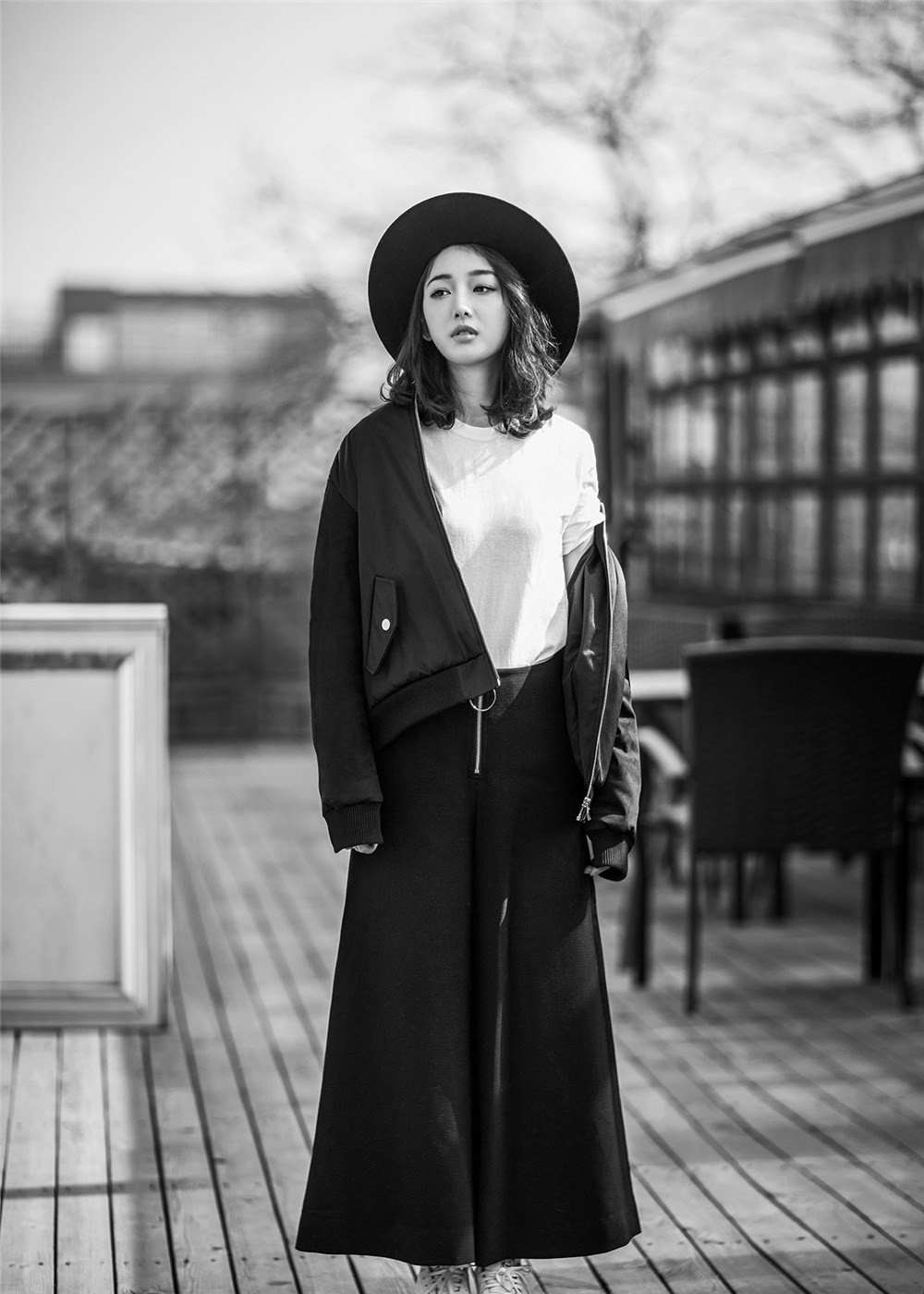 蒋梦婕倚靠窗边眼眸含笑，春日阳光为她镀上温柔金边