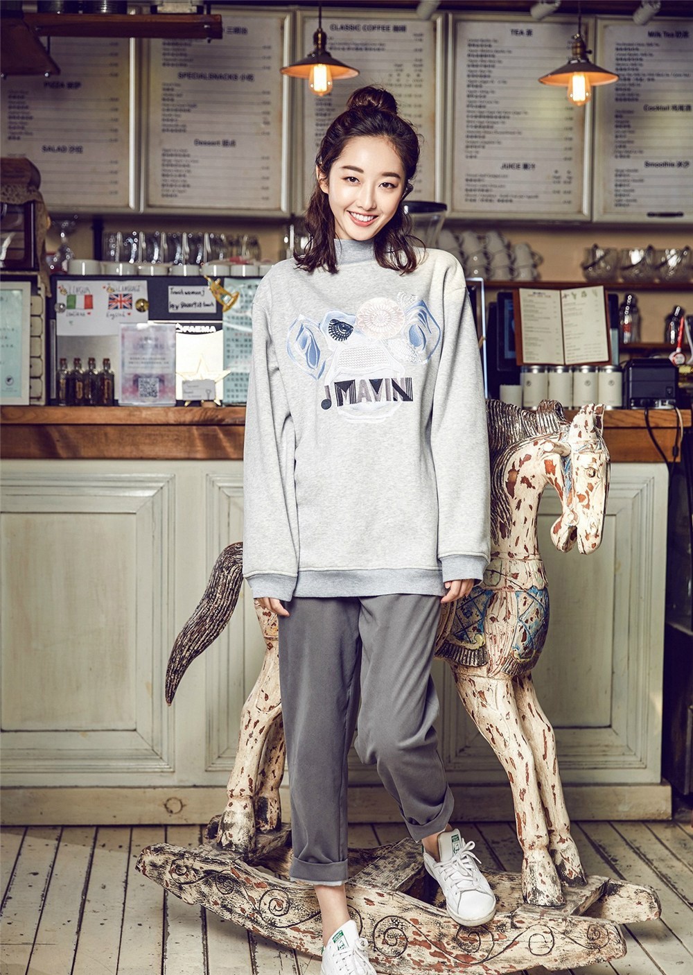 蒋梦婕在绿意盎然的庭院中回眸浅笑，发丝轻扬灵动如风