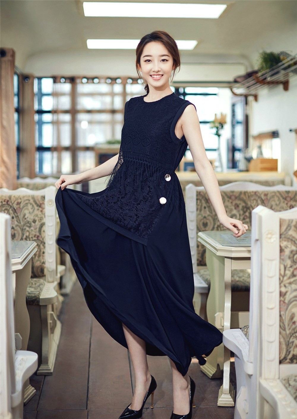 蒋梦婕漫步林间光影交错，惬意姿态仿佛与自然轻声对话