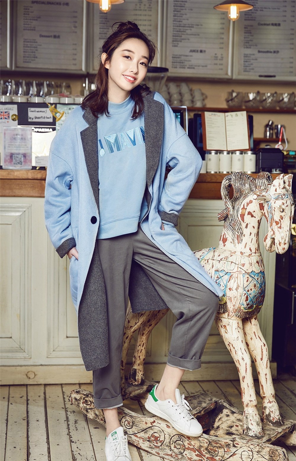 蒋梦婕舒展双臂拥抱微风，简约白衣与明朗笑容洋溢青春气息