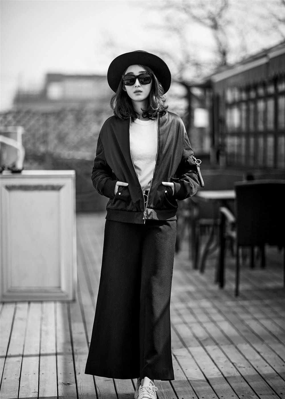 蒋梦婕身着轻便装束立于晴空下，自信姿态焕发无限活力光彩