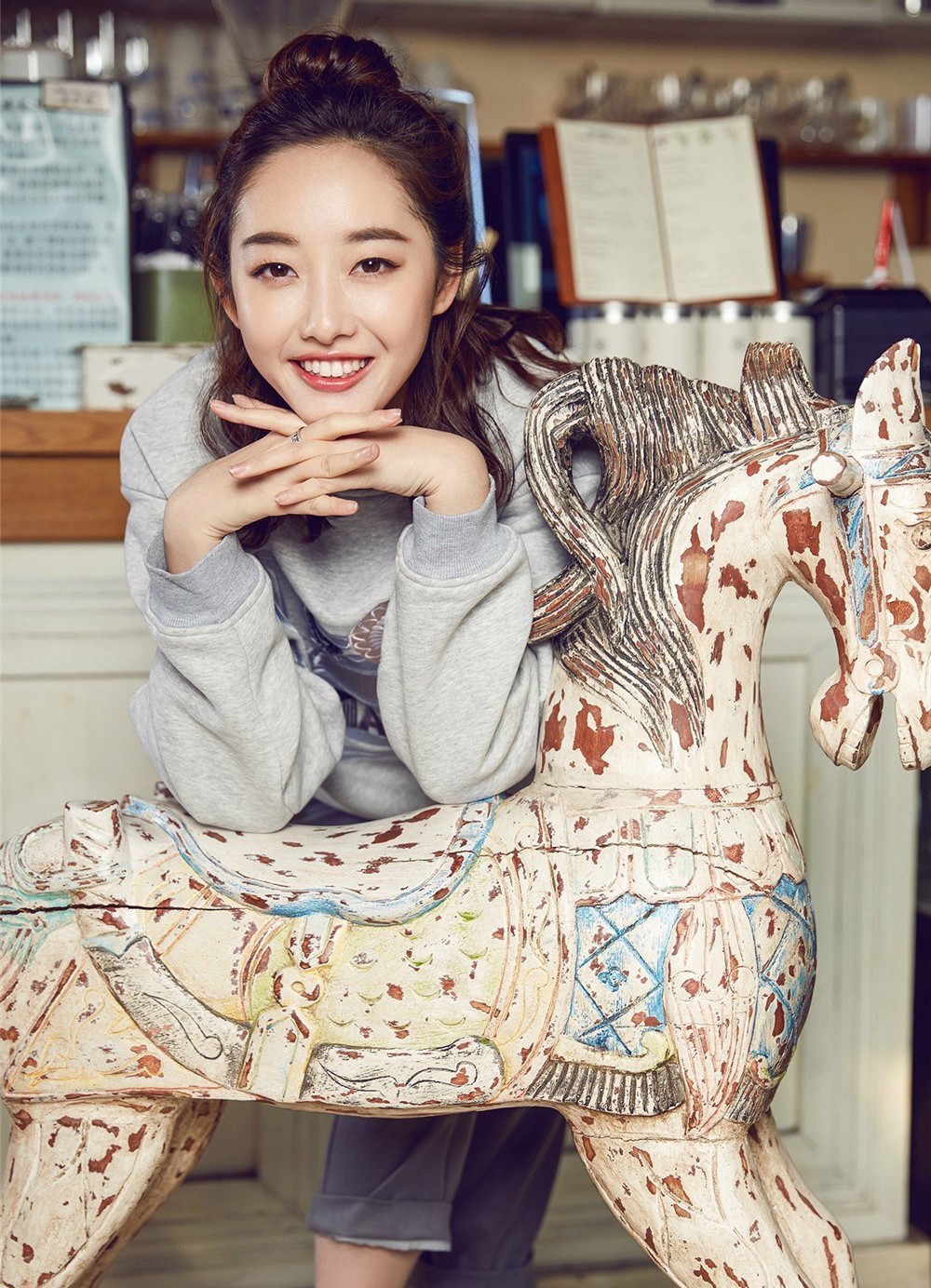 蒋梦婕置身于浅色花丛中闭目感受，静谧时光仿佛在此刻停留