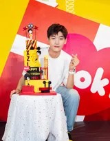 邢昭林闭目仰头感受此刻宁静，四周散落的海洋球如同星辰，蓝色牛仔套装在柔和光线下勾勒出俊朗轮廓