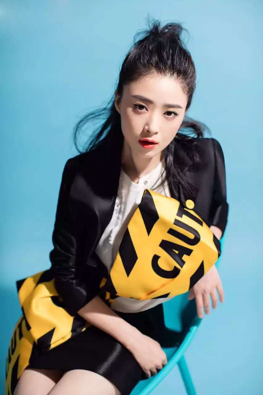 蒋欣侧身立于镜旁，粉色旗袍勾勒出窈窕曲线，侧颜精致如画