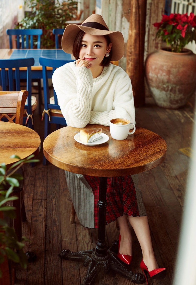 袁姗姗身着简约服饰于窗边凝望，眼神温柔而充满故事感