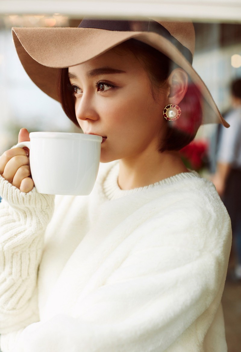 袁姗姗侧身回眸浅笑，柔和光线勾勒出精致侧颜与宁静氛围