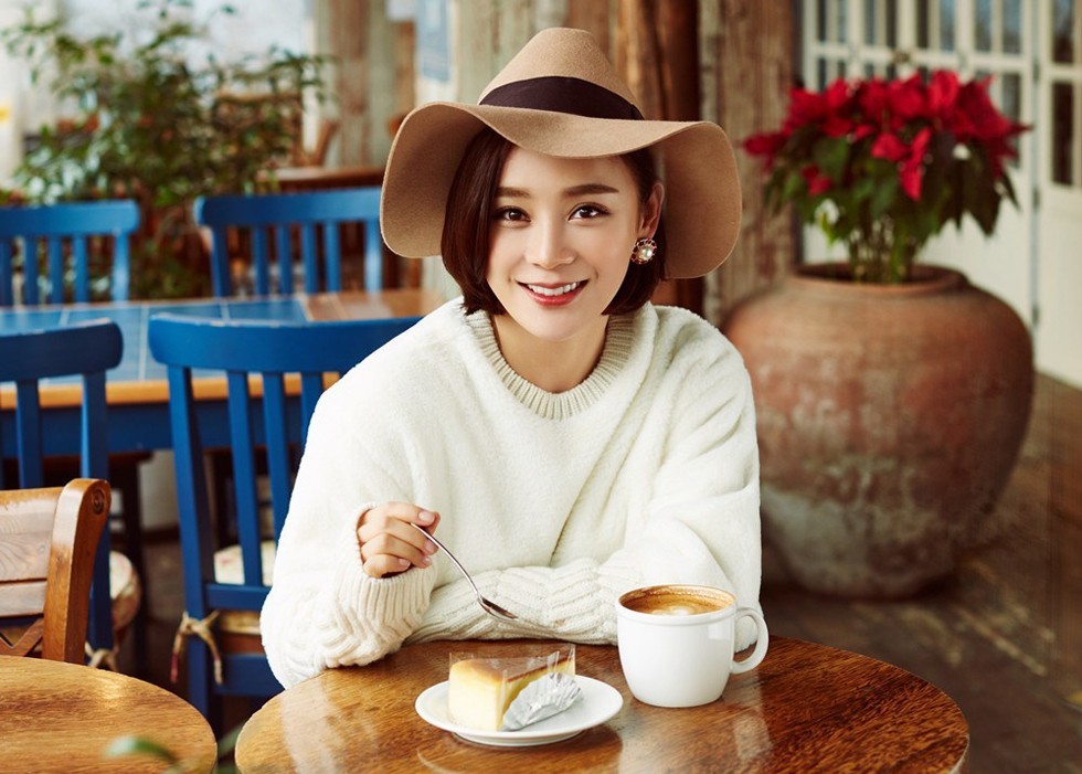 袁姗姗置身于柔和光晕中，表情恬淡展现内在的平和与力量