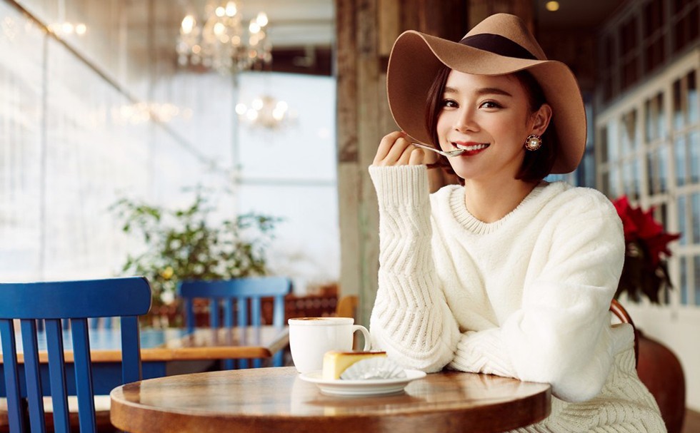 袁姗姗优雅坐姿展现恬静气质，服装细节与整体构图和谐相融