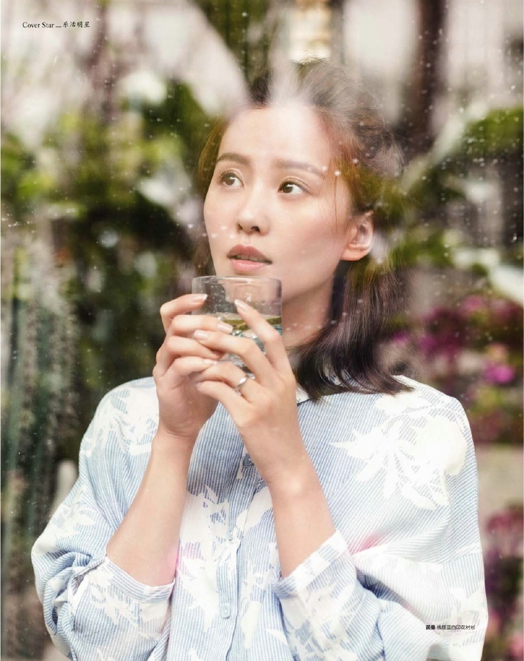 刘诗诗身着简约服饰坐于桌前，阳光洒落肩头，她手持甜品展露灿烂笑颜，画面温暖而充满活力