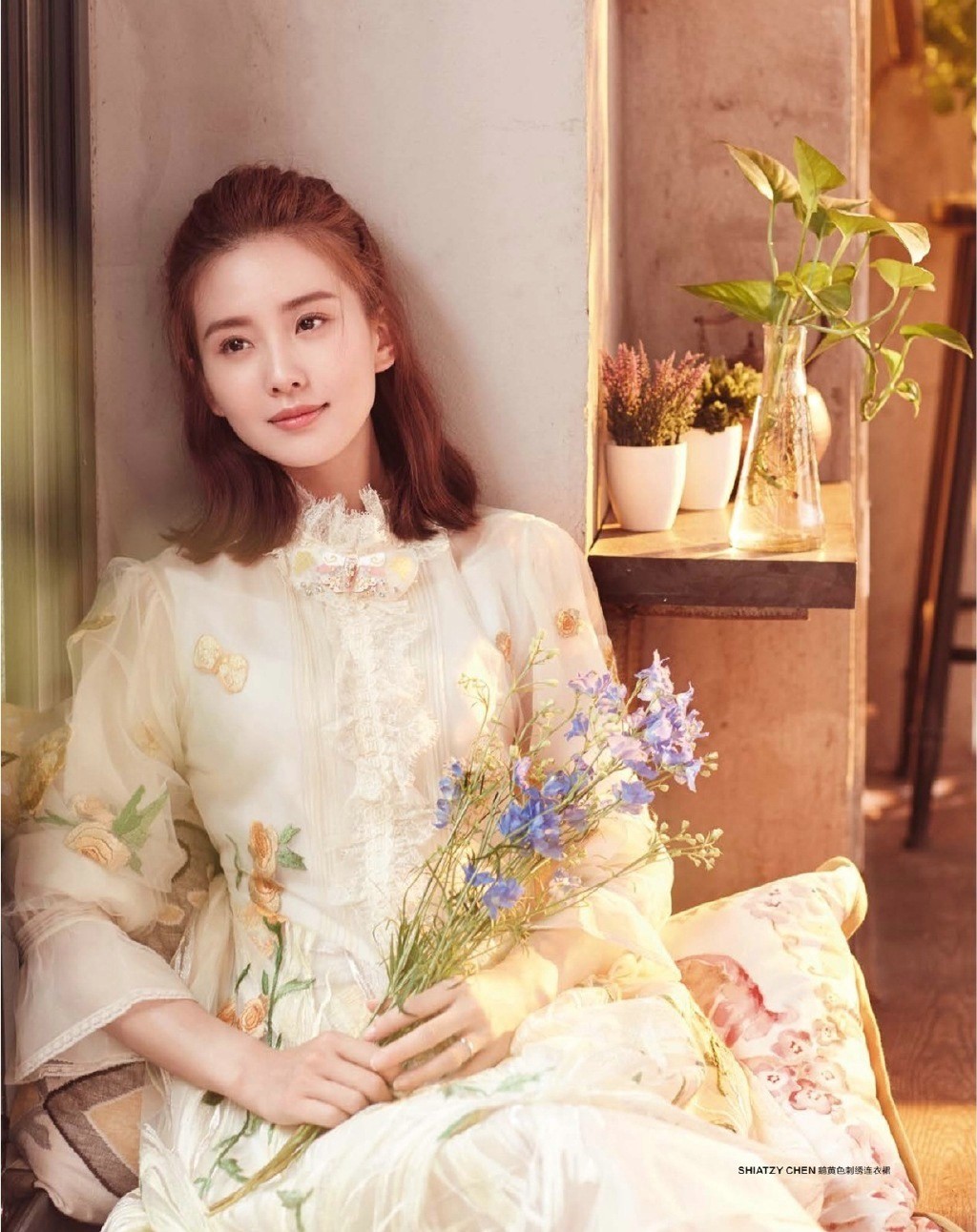 刘诗诗眼神温柔望向窗外，侧脸轮廓在柔和光线下格外宁静，仿佛沉浸在夏日午后的惬意思绪中