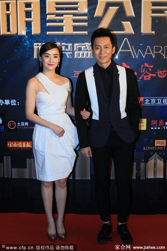 袁姗姗侧身微笑，服装细节与身体曲线尽显成熟风韵