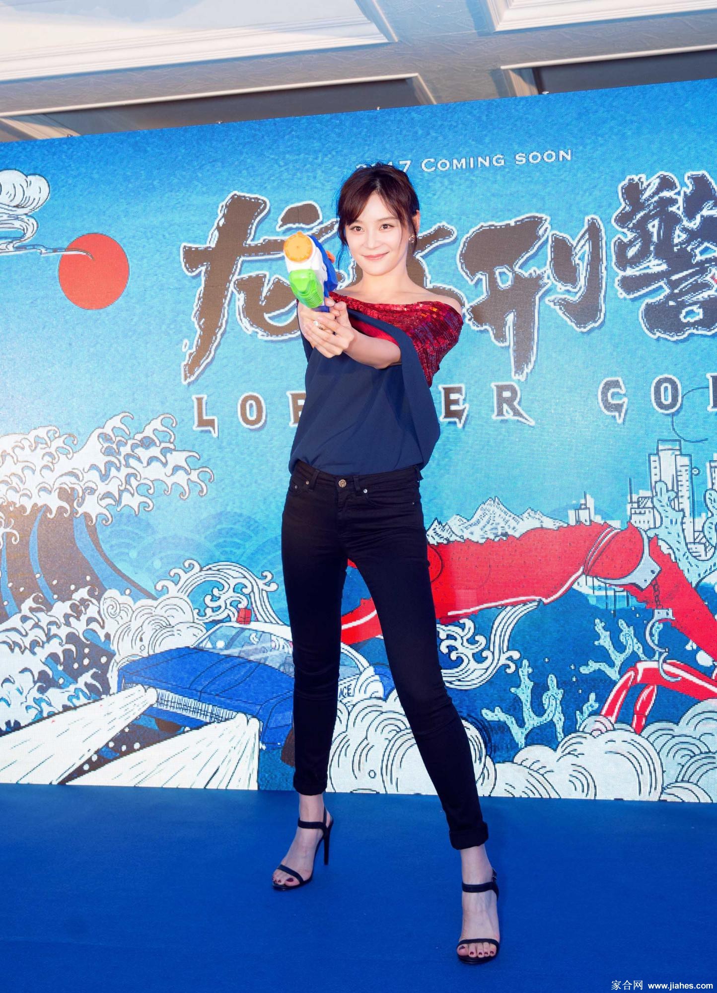 袁姗姗回眸瞬间神采奕奕，肌肤光泽与服饰质感相得益彰