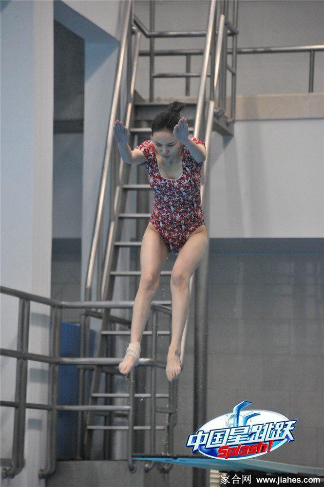 腾空而起的身姿，在蓝色水面背景下宛如飞翔