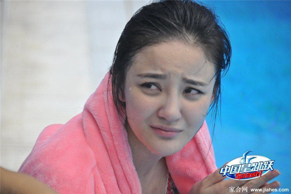 入水后荡漾开的涟漪，身体在水下依然保持舒展姿态