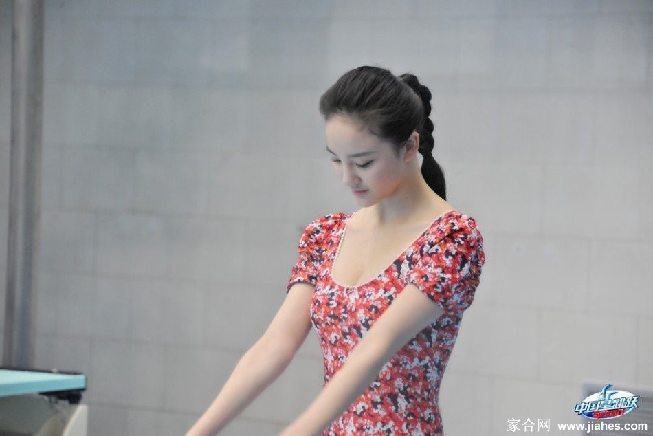 水花四溅的冲击瞬间，力量与柔美在此刻碰撞