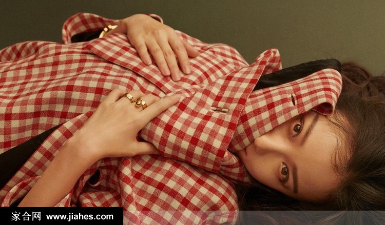 倪妮低眉凝视远方，柔和光线轻抚面颊，复古红唇在静谧中绽放出无言的故事感