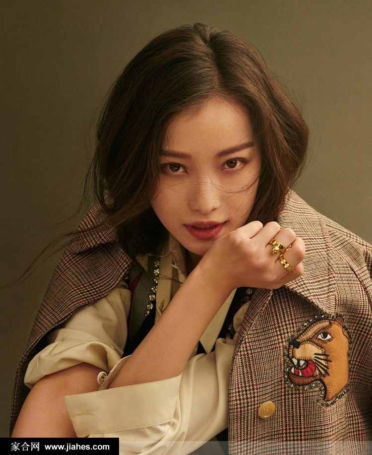 倪妮身着黑色修身礼服侧身回眸，高挑身姿在光影中勾勒出优雅曲线，一抹复古红唇点缀出无限风华