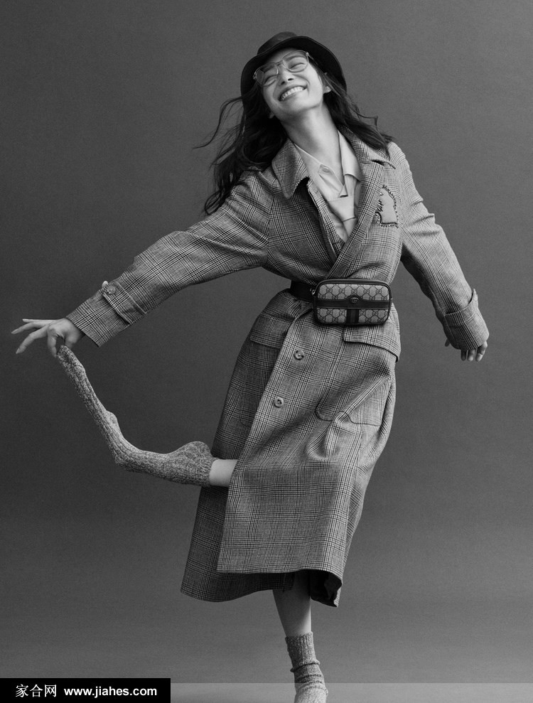 特写镜头聚焦倪妮自信微笑，复古红唇与细腻肌肤形成对比，诠释何为顾盼生辉