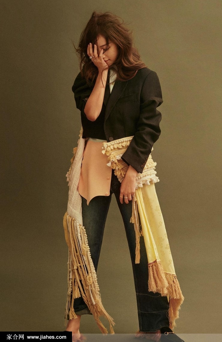 倪妮轻倚窗边若有所思，窗外微光映照出精致侧颜，复古发型与红唇演绎时光交织的浪漫