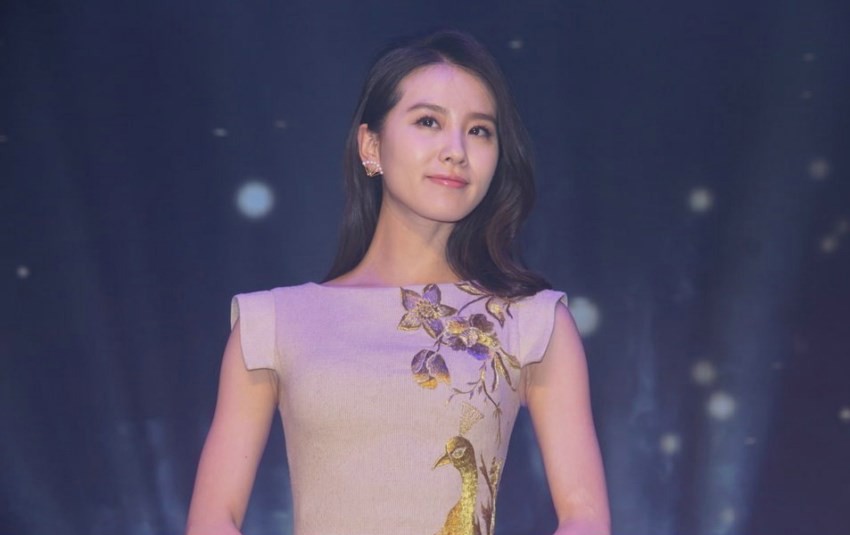 刘诗诗端坐于中式座椅上，旗袍开衵处隐约展现腿部优雅线条，她姿态放松而典雅，宛如旧时光中的名媛，气度从容