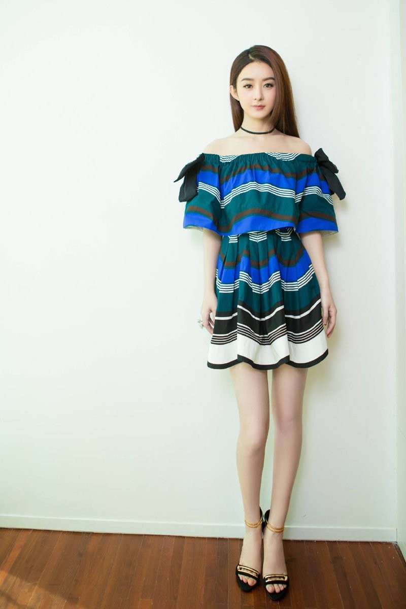 赵丽颖回眸一笑，发丝轻扬，身着暖色调毛衣置身于柔和光线下，整个画面弥漫着温暖治愈的氛围。