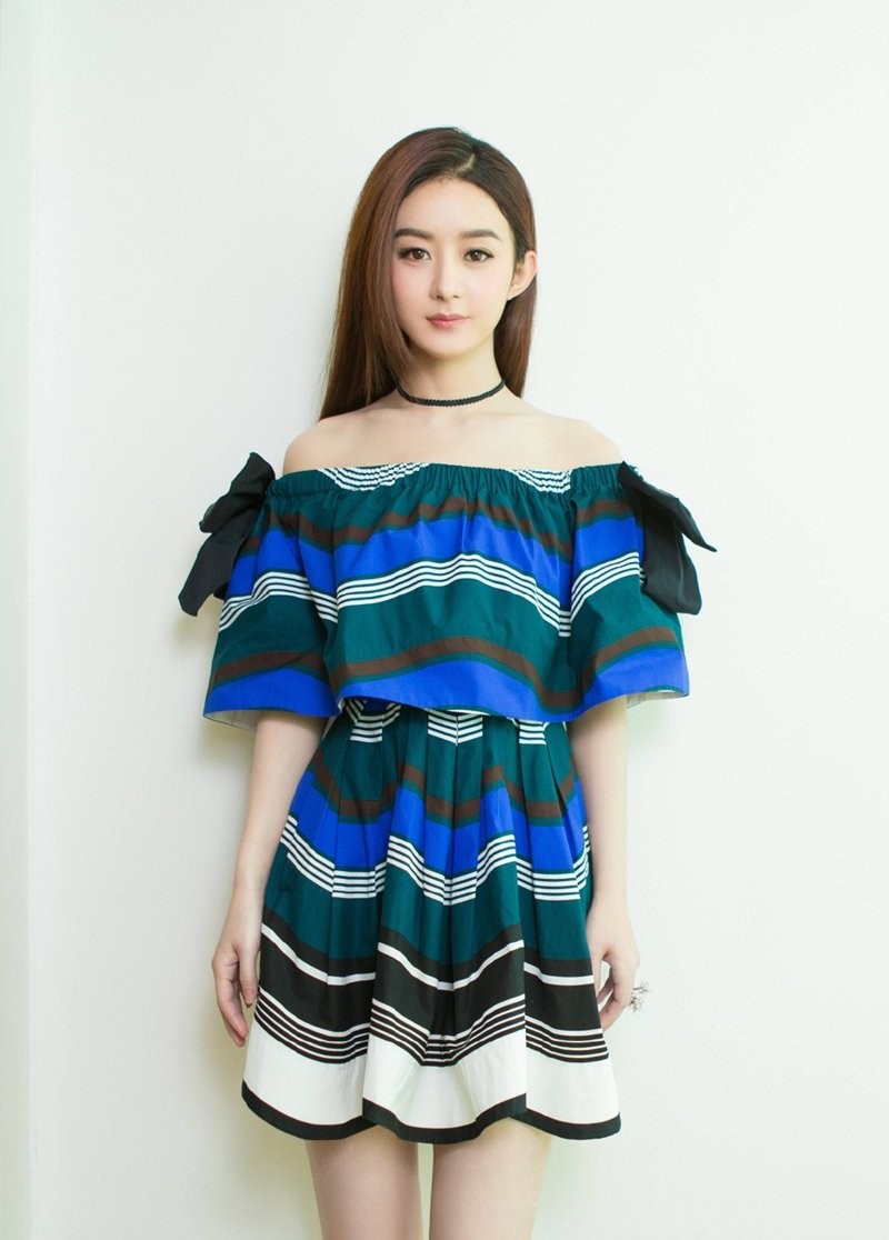 赵丽颖近距离特写，肌肤剔透，五官精致，眼眸中闪烁着星光，极致凸显其无瑕颜值与柔美气质。