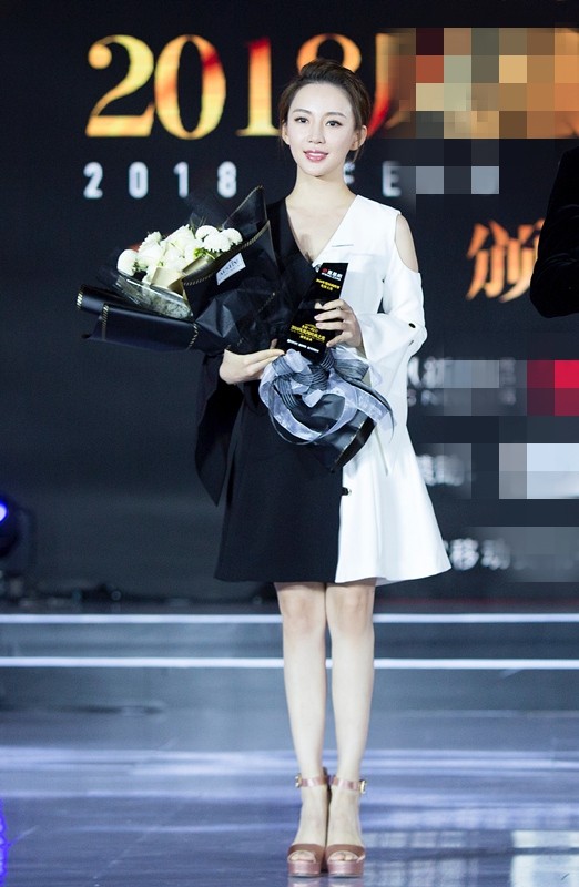 潘晓婷侧身倚靠台球桌，黑色短裙与丝袜勾勒出优雅曲线，背景光影斑驳，氛围静谧而高级