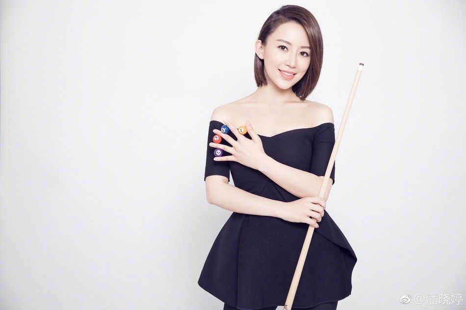 潘晓婷手持球杆凝视前方，高跟鞋与丝袜突显修长美腿，眼神坚定自信，尽显女王气场