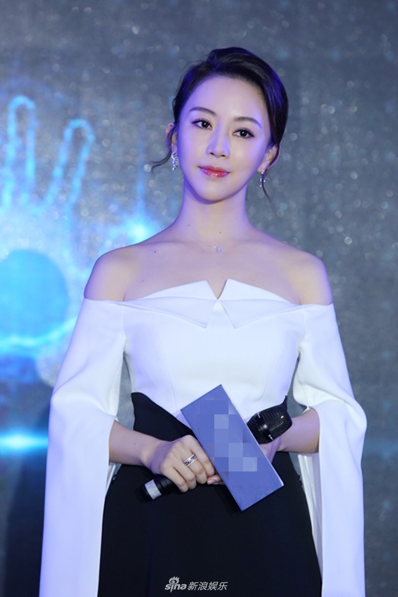 潘晓婷漫步于光影交织的走廊，身姿摇曳，仿佛从赛场走向时尚舞台，寓意着人生的多重角色转换