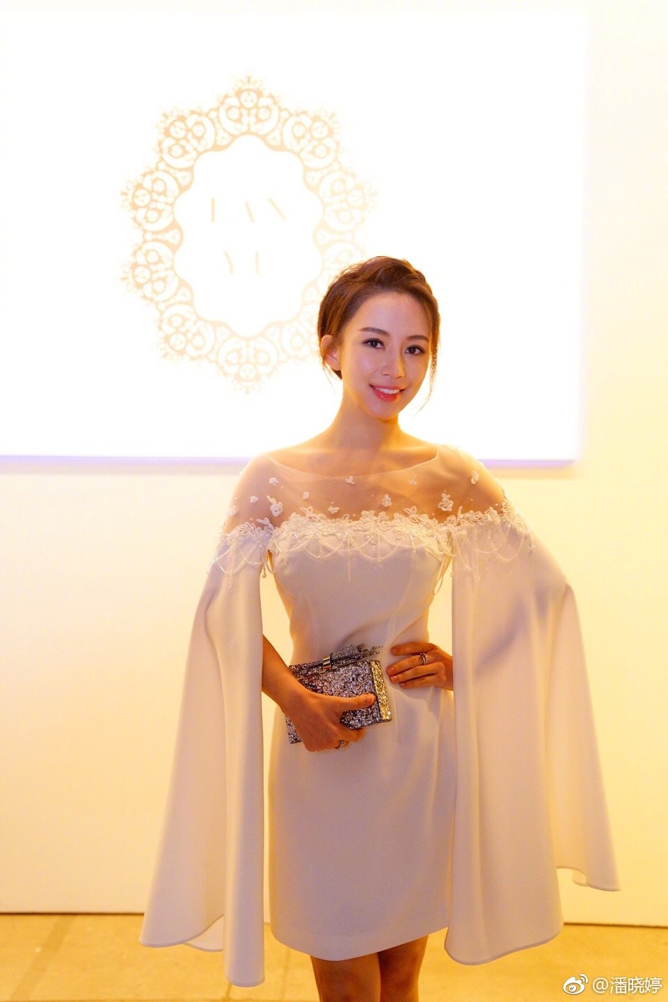 特写镜头下潘晓婷手持九球凝神思考，彩球色彩与妆容呼应，画面充满精致细节与高级质感