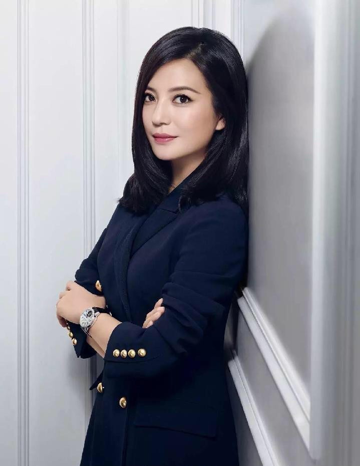 赵薇身着精致套装凝视镜头，展现从容干练的现代女性魅力